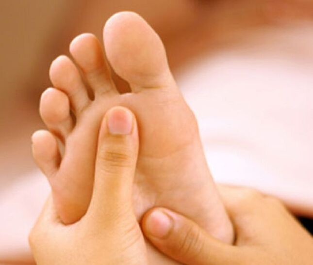 Eine Pilzinfektion äußert sich vor allem durch Hautablösung an den Füßen und Juckreiz. 
