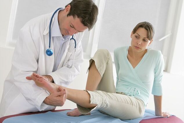 Wenn Sie einen Zehennagelpilz vermuten, sollten Sie sich von einem Arzt untersuchen lassen. 