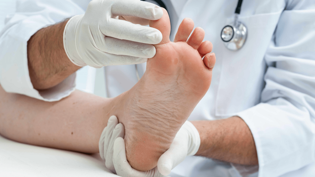Untersuchung der Haut der Beine bei einem Termin bei einem Spezialisten